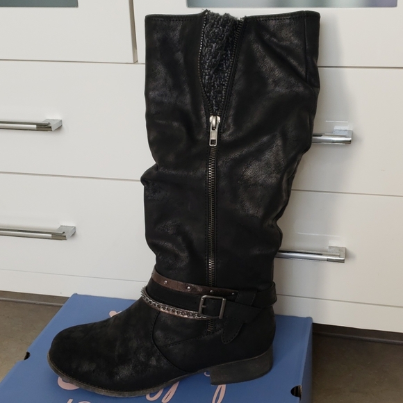 Boots - Picture 2 of 3